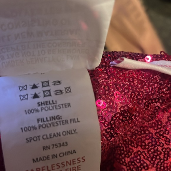 Luscious Lips sequined decorative pillow - Picture 6 of 10